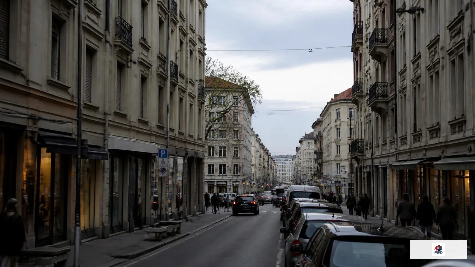 Photographie professionnelle du quartier des Pâquis à Genève : immeubles denses et commerces en rez-de-chaussée.